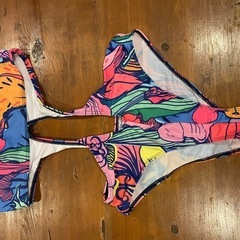 SHEIN カラフルフローラルワンピース水着の画像