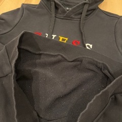 GUESSパーカーの画像