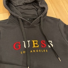 GUESSパーカーの画像