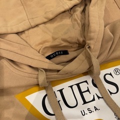 GUESSパーカーの画像