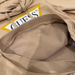 GUESSパーカーの画像