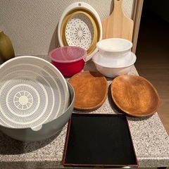 ザル、木皿、フタ付き丼、まな板