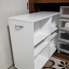 押入れ下にピッタリ収まる本棚の画像