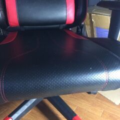 ゲーミングチェア　ニトリ　赤黒色の画像