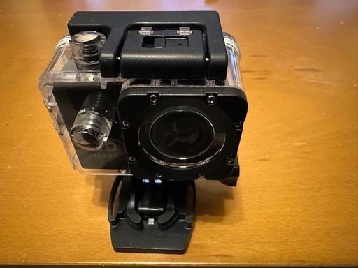 HD 1080Pの高解像度で、液晶ディスプレイを搭載したコンパクトなアクションカメラ。 新品。