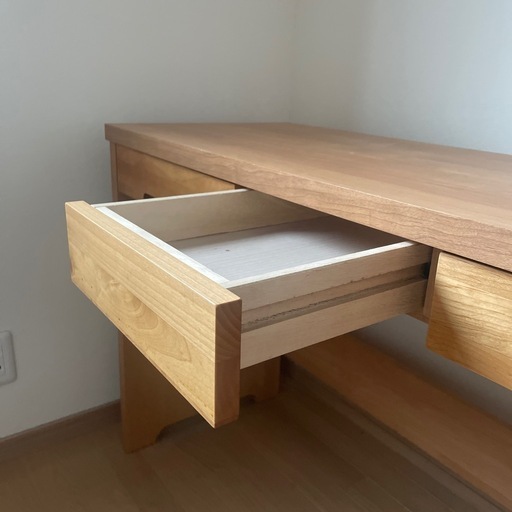 アルダー材を使用した優しい風合いのコンパクトパソコンデスク