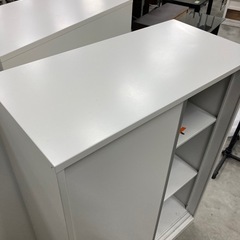 【中古オフィス家具在庫多数】美品 ローキャビネット 書庫 書棚 鍵付き 引き違い スチール 収納　検)事務机　オフィスチェア　ロッカー　ミーティングテーブル　応接ソファ 店舗 事務所 什器　美品多数　格安の画像