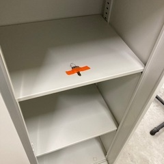 【中古オフィス家具在庫多数】美品 ローキャビネット 書庫 書棚 鍵付き 引き違い スチール 収納　検)事務机　オフィスチェア　ロッカー　ミーティングテーブル　応接ソファ 店舗 事務所 什器　美品多数　格安の画像