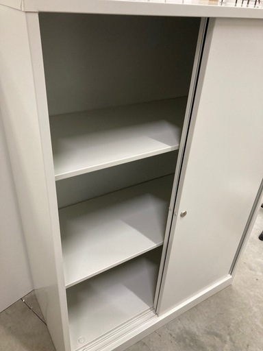【中古オフィス家具在庫多数】美品 ローキャビネット 書庫 書棚 鍵付き 引き違い スチール 収納　検)事務机　オフィスチェア　ロッカー