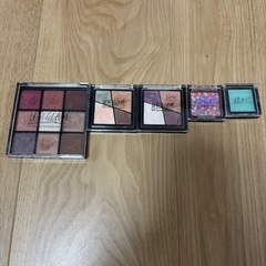 メイクBOXとアイシャドウの画像