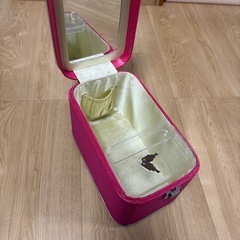 メイクBOXとアイシャドウの画像