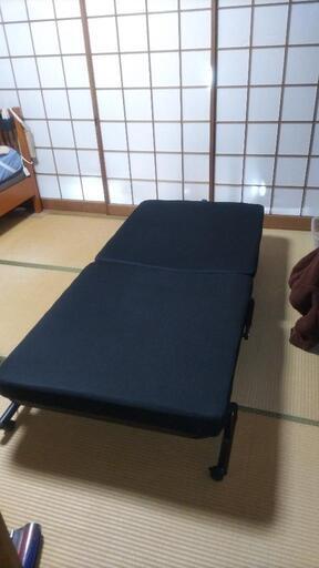 ☆折り畳みシングルベッド☆アイリスオーヤマ☆低反発素材☆