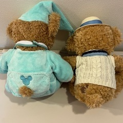 ダッフィーぬいぐるみ2体の画像
