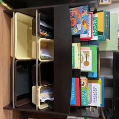 子供のおもちゃや絵本収納棚