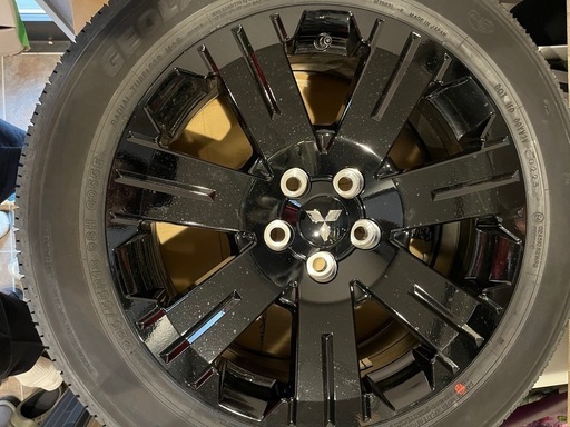 デリカD5シャモニー　タイヤホイールセット新車外し