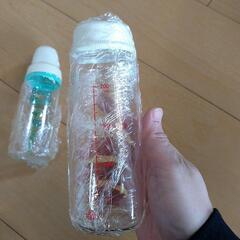 ガラス哺乳ビン2本の画像