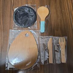 コンロ以外新品　ウッディプッディ　おままごとセット　フライドチキン　おさかな　フライパン　トング　スープカップ　オリーブオイル  グリルプレート　まな板　レードル？　ナイフ　フォークの画像