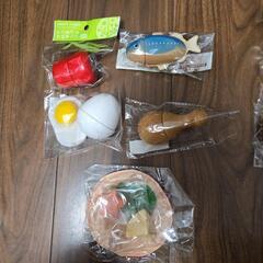 コンロ以外新品　ウッディプッディ　おままごとセット　フライドチキン　おさかな　フライパン　トング　スープカップ　オリーブオイル  グリルプレート　まな板　レードル？　ナイフ　フォークの画像