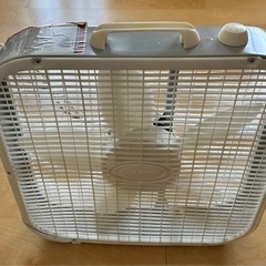 無料！【完動品】液晶ディスプレイ　&  箱型扇風機の画像
