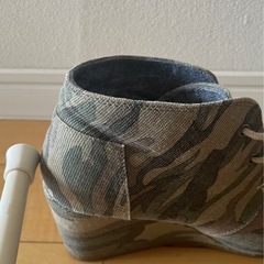 スニーカーのように見えるショートブーツの画像