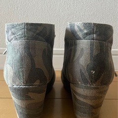 スニーカーのように見えるショートブーツの画像