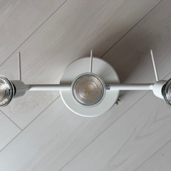 IKEA トロス シーリングトラック スポットライト3連 の画像