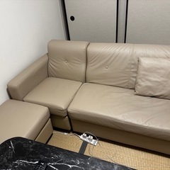 鳥のケージ、椅子、テーブル、ソファ、エアコンの画像