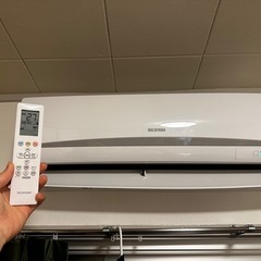 鳥のケージ、椅子、テーブル、ソファ、エアコンの画像