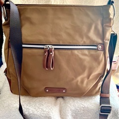 斜めがけバッグ　上質ナイロン　革