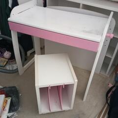 難あり急募☆机、学習机小さめ☆白とピンク後ろの板を取り付けるネジが見当たりませんの画像