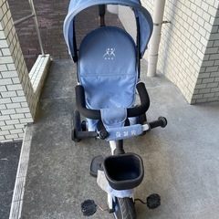 子供乗る三輪車の画像