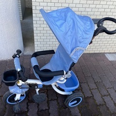 子供乗る三輪車