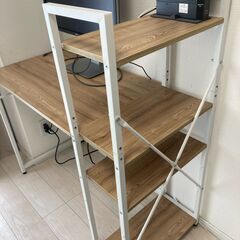 ラック付きデスクの画像
