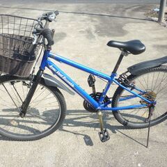 中古 マウンテンバイク 26インチ Avec Vent Ensemble アヴェックヴァン ホームセンターカインズホームブランド スポーツ車 2013年頃の製品 軒下保管品 ブルー 簡易クリーニング済 パンク無し 前ダイナモライトは点灯せず（要修理or交換） 経年劣化 ブレーキ効き弱い 変速ギアあり 電動アシスト車ではありませんの画像