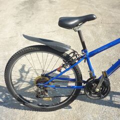 中古 マウンテンバイク 26インチ Avec Vent Ensemble アヴェックヴァン ホームセンターカインズホームブランド スポーツ車 2013年頃の製品 軒下保管品 ブルー 簡易クリーニング済 パンク無し 前ダイナモライトは点灯せず（要修理or交換） 経年劣化 ブレーキ効き弱い 変速ギアあり 電動アシスト車ではありませんの画像
