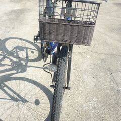 中古 マウンテンバイク 26インチ Avec Vent Ensemble アヴェックヴァン ホームセンターカインズホームブランド スポーツ車 2013年頃の製品 軒下保管品 ブルー 簡易クリーニング済 パンク無し 前ダイナモライトは点灯せず（要修理or交換） 経年劣化 ブレーキ効き弱い 変速ギアあり 電動アシスト車ではありませんの画像