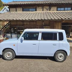 スズキラパンの水色と白のツートンカラーの画像