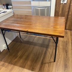木製ダイニングテーブルの画像