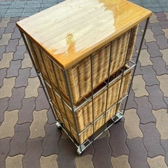 レトロ　アンティーク　3段藤収納ケース　キャスター付き　枠金属製の画像