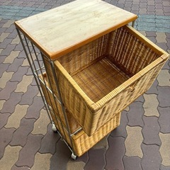 レトロ　アンティーク　3段藤収納ケース　キャスター付き　枠金属製の画像
