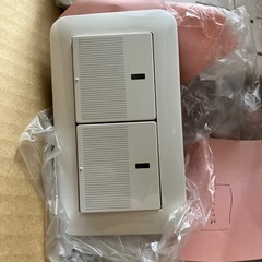 新築やリノベーションする方に コスモスイッチとコンセントカバー枠 旭川の画像