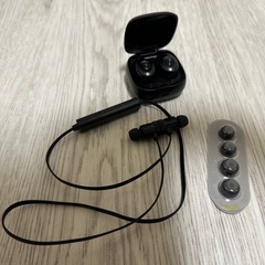 Bluetooth イヤホン2つ