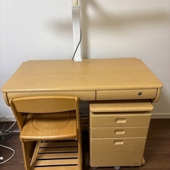 コイズミ学習机と椅子
