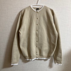 ベージュ カーディガン ゴールドボタン付き