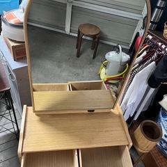 とてもきれいなドレッサーです。の画像