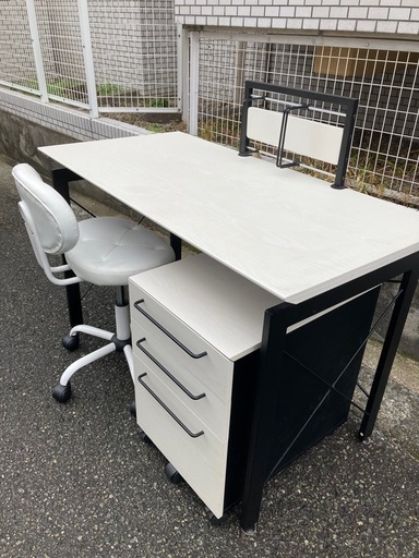 人気のシステムデスク　ホワイト　椅子付き