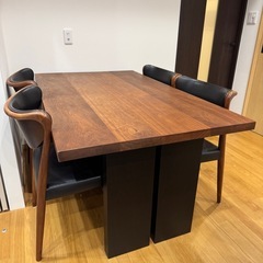 ダイニングテーブルと椅子四脚(Ritzwell QX Table)