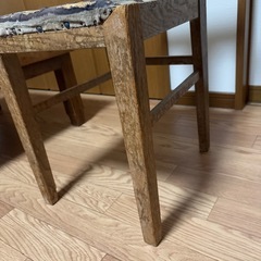 小さめなレトロ椅子の画像