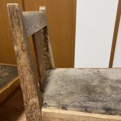 小さめなレトロ椅子の画像