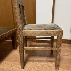 小さめなレトロ椅子の画像